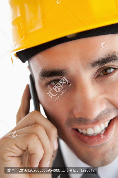 親密的微笑建筑師傾聽(tīng)客戶在電話對(duì)白色背景