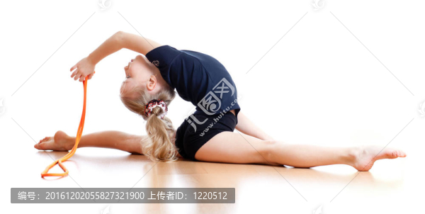 年輕女孩在白色背景下做體操