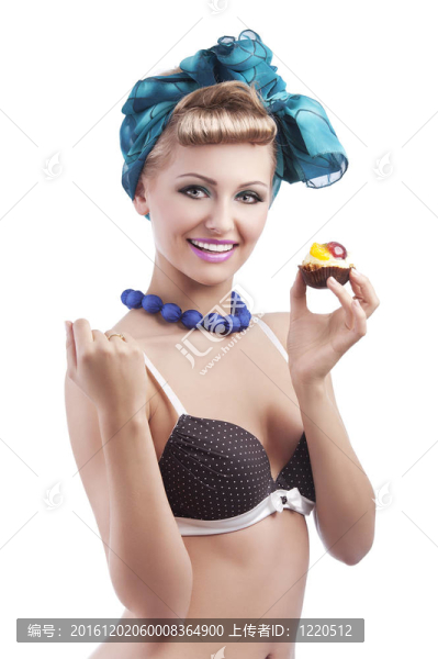 金發(fā)年輕女孩舉行糕點(diǎn)