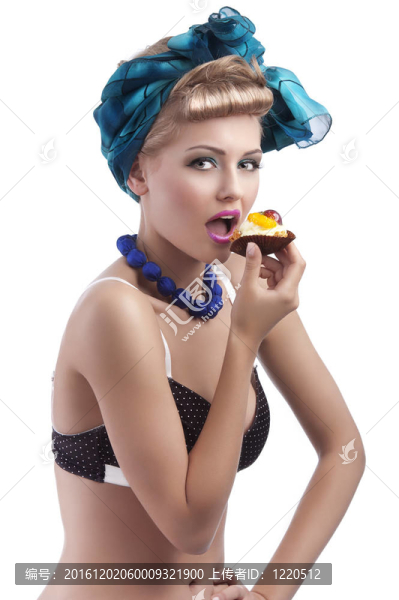 金發(fā)年輕女孩吃甜