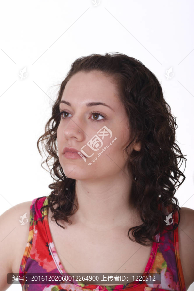 Young,Brunette抬頭一看，對嚴(yán)重