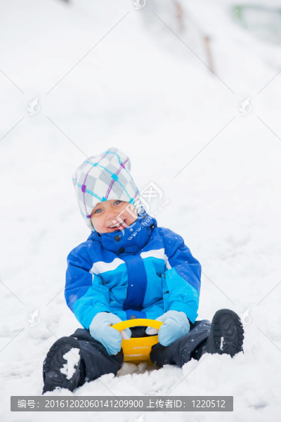 男孩在雪坡上開車。