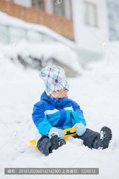 男孩在雪坡上開(kāi)車(chē)。