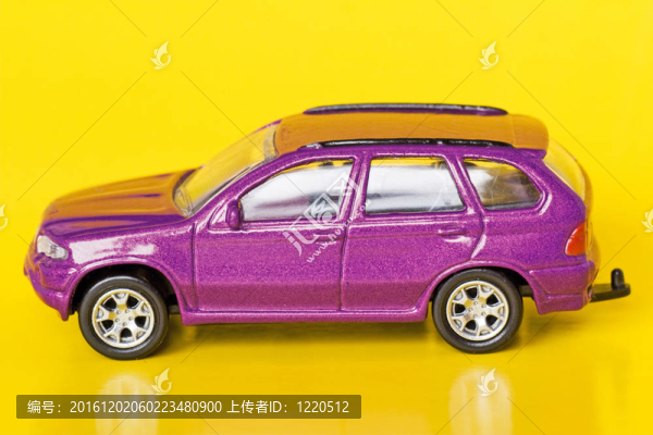 黃色背景上的紫色車