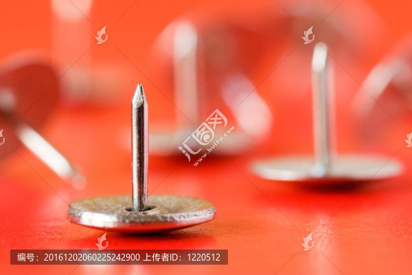 紅色背景上的繪圖針