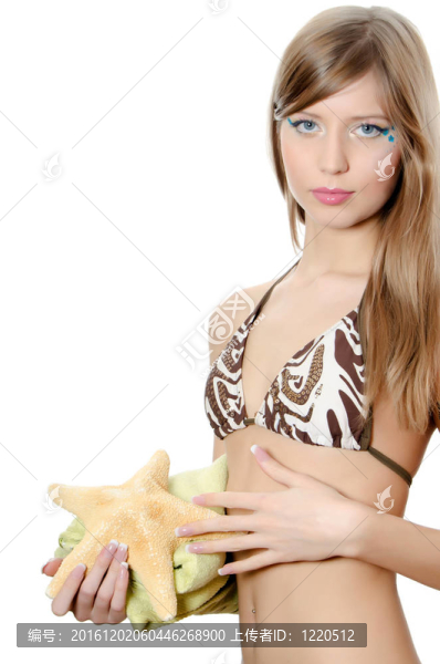 帶著海星隔離的年輕漂亮女孩