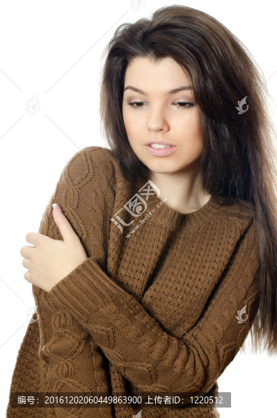 穿著棕色毛衣的漂亮女孩