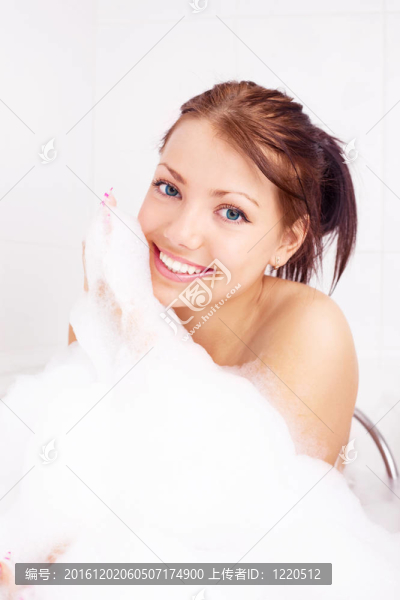 洗澡的女孩