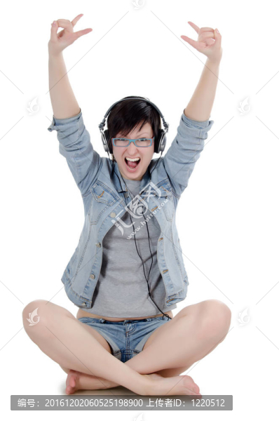 女孩通過耳朵聽音樂