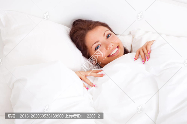 女孩在床上