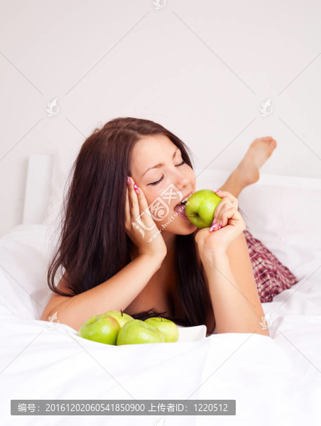 女孩吃蘋果