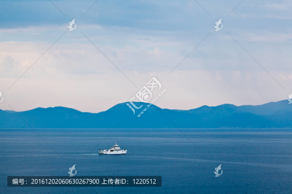 船過島島在下雨的早晨；克羅地亞
