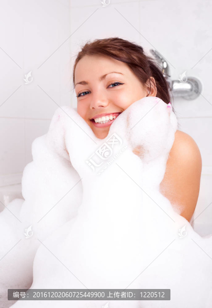 洗澡的女孩
