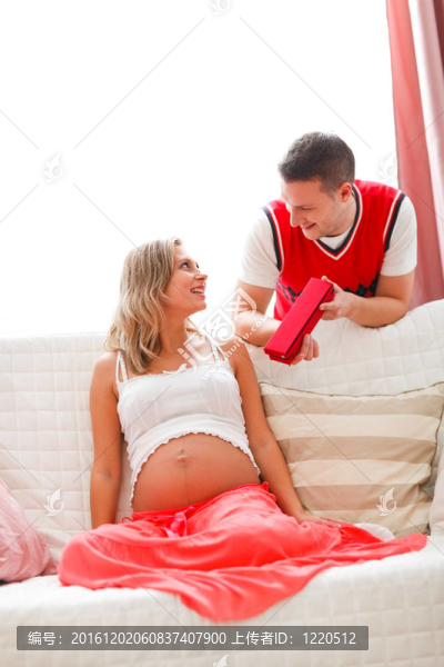 丈夫給懷孕妻子做禮物
