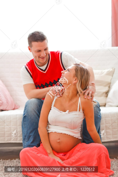 年輕人按摩懷孕妻子