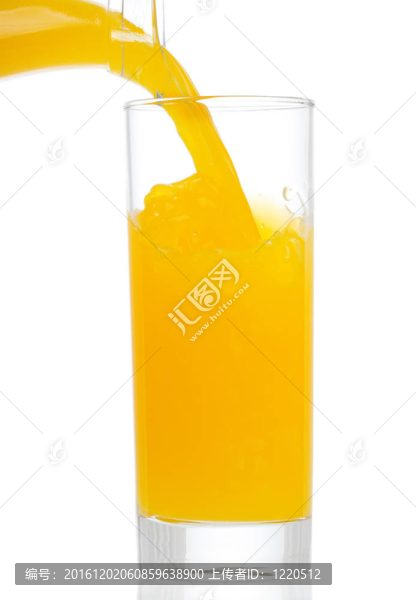 橙汁是倒在玻璃上的