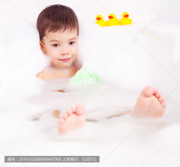 洗澡的男孩