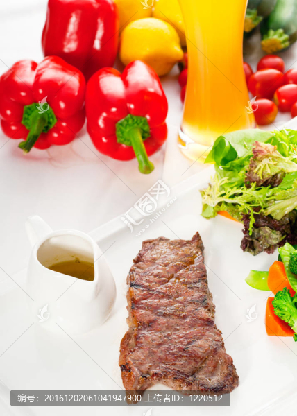 多汁的烤肉烤肋眼；肋眼牛排和蔬菜