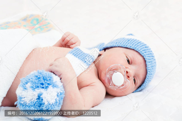 新生嬰兒（7歲）睡在針織條紋帽子