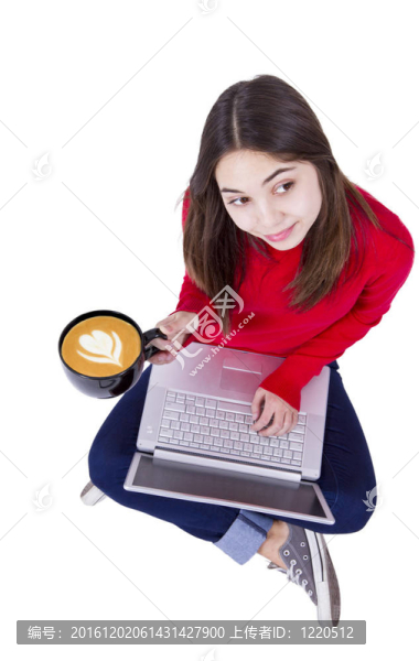 隨著泡沫藝術(shù)拿鐵咖啡的女孩