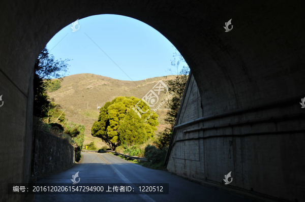 在一條黃色條紋的公路下的隧道