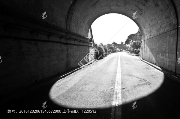 在一條黃色條紋的公路下的隧道
