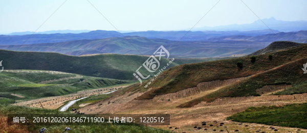 通過Kyrg山區(qū)蜿蜒的道路