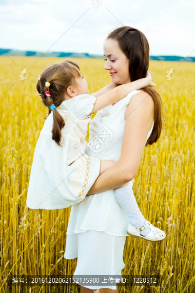 快樂(lè)的母親和女兒