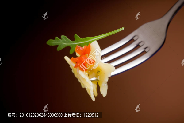 用芝麻菜和西紅柿面條