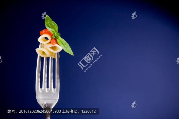 叉子配意大利面和番茄醬