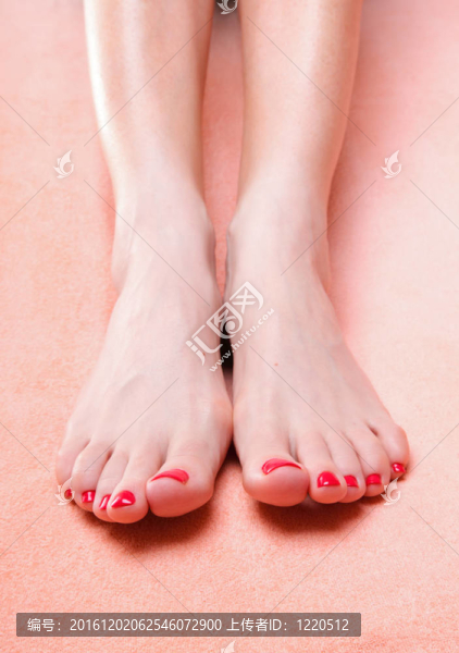 女人的腳指甲上紅色的毛巾