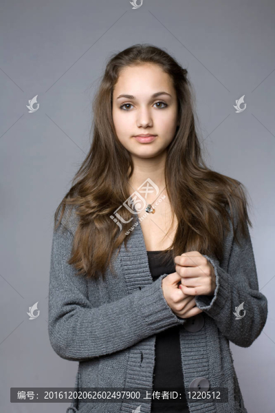 年輕的黑發(fā)美女。