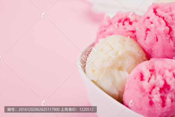 草莓香草冰淇淋
