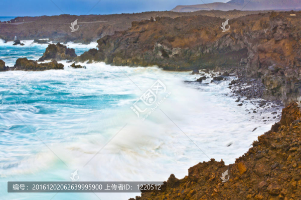 在洛杉磯hervideros與蘭薩羅特島巨浪的海岸