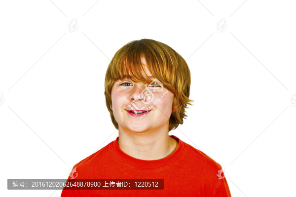 快樂(lè)的男孩在白色的工作室孤立