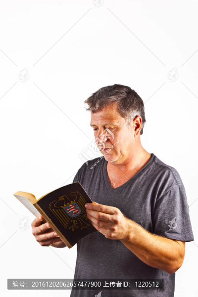 在一本書上讀的人