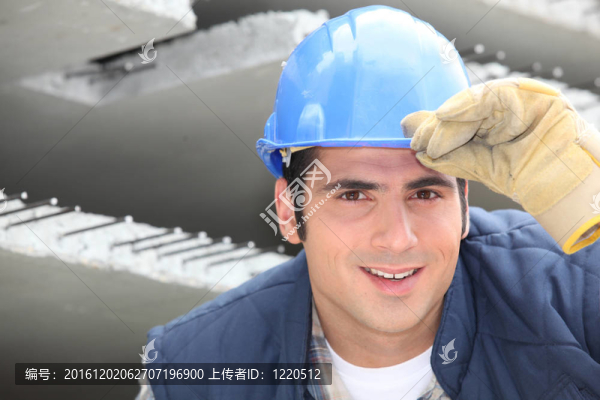 在安全帽的建筑工人