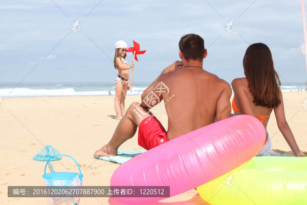 一家人在海灘上