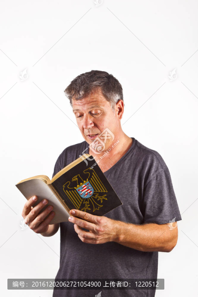 在一本書上讀的人