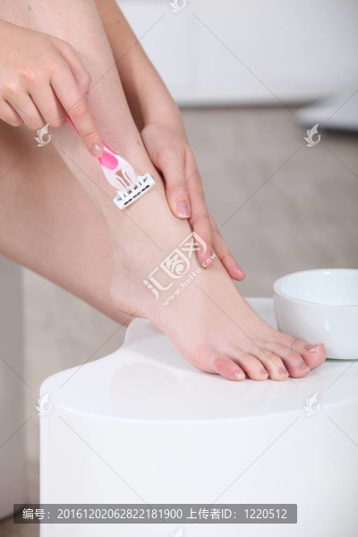 女人剃她的腿