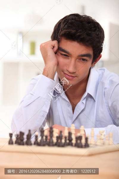 年輕人考慮下一步棋