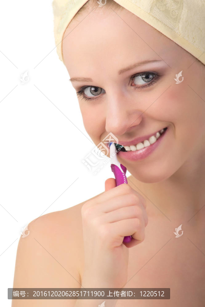 用毛巾清潔牙健康的女孩