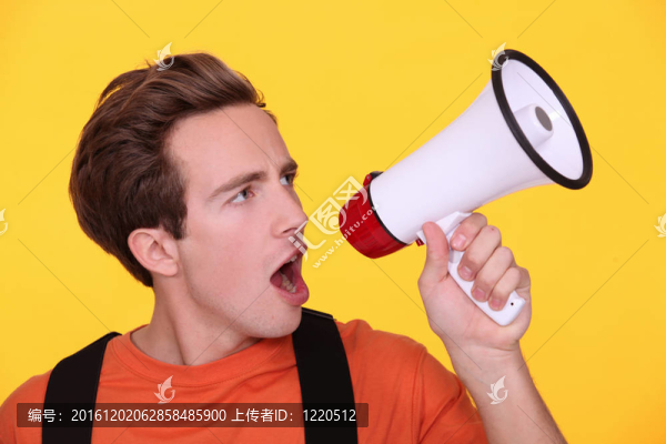 年輕人跟在一個擴音器