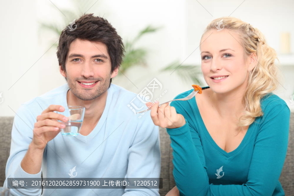 兩對(duì)夫婦在沙發(fā)上吃午飯