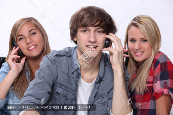 青少年在電話里