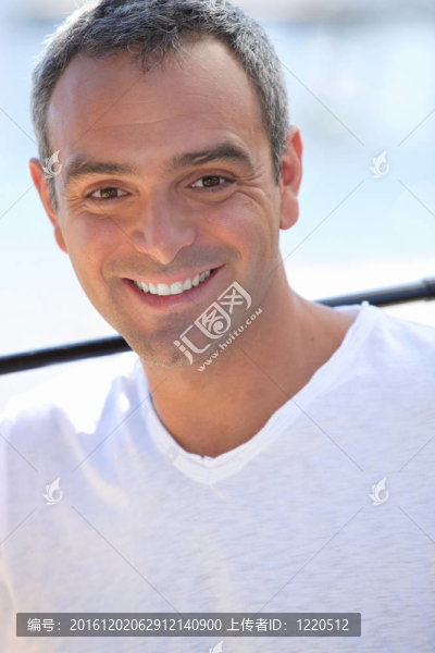 微笑的英俊的男人