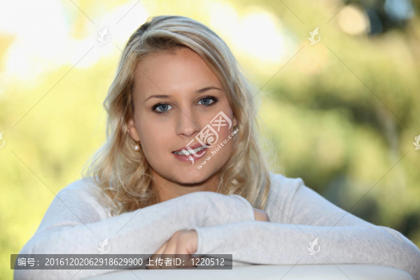 年輕的女人外