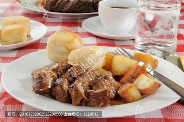 烤牛肉配蘑菇汁