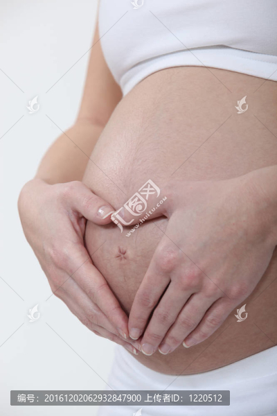 女人抱著她懷孕的肚子