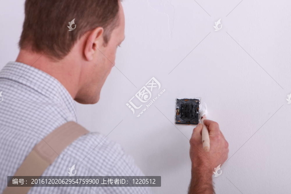 男子在一個插頭周圍畫